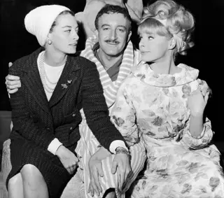Peter Sellers com as atrizes Capucine e Elke Sommer, Londres, 1964