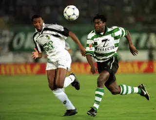 O defesa brasileiro Paulo Sérgio tenta travar o avançado belga Mbo Mpenza, numa das últimas visitas do clube algarvio a Alvalade, em fevereiro de 2000