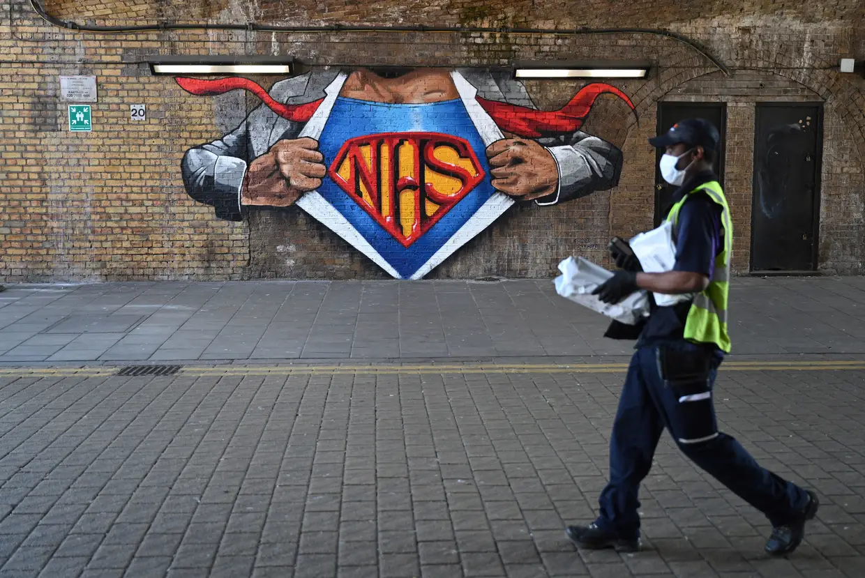 Um mural dedicado aos profissionais de saúde do serviço nacional de saúde britânico, em Londres.