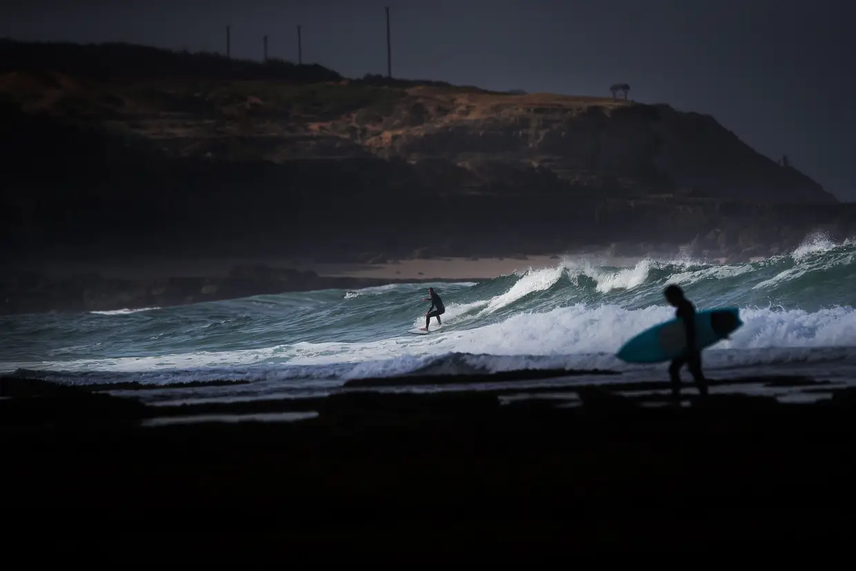 Surfistas na praia de Ribeira d'Ilhas, Ericeira. Além do distanciamento social e não permanência no areal devido à pandemia da covid-19, o Município de Mafra limitou ainda o desporto a uma sessão diária de 90 minutos.