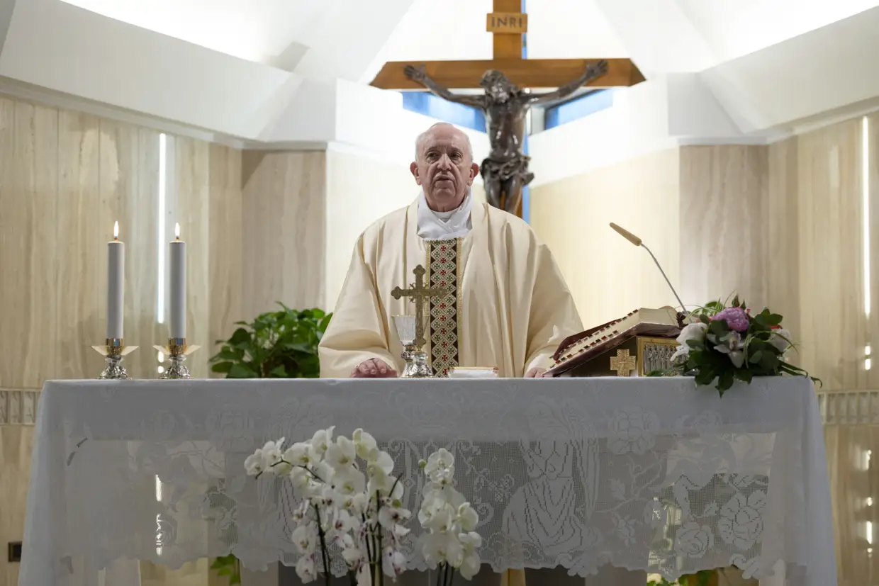 Uma foto cedida pela comunicação social do Vaticano mostra o Papa Francisco a celebrar a Santa Missa na Casa Santa Marta, na Cidade do Vaticano.