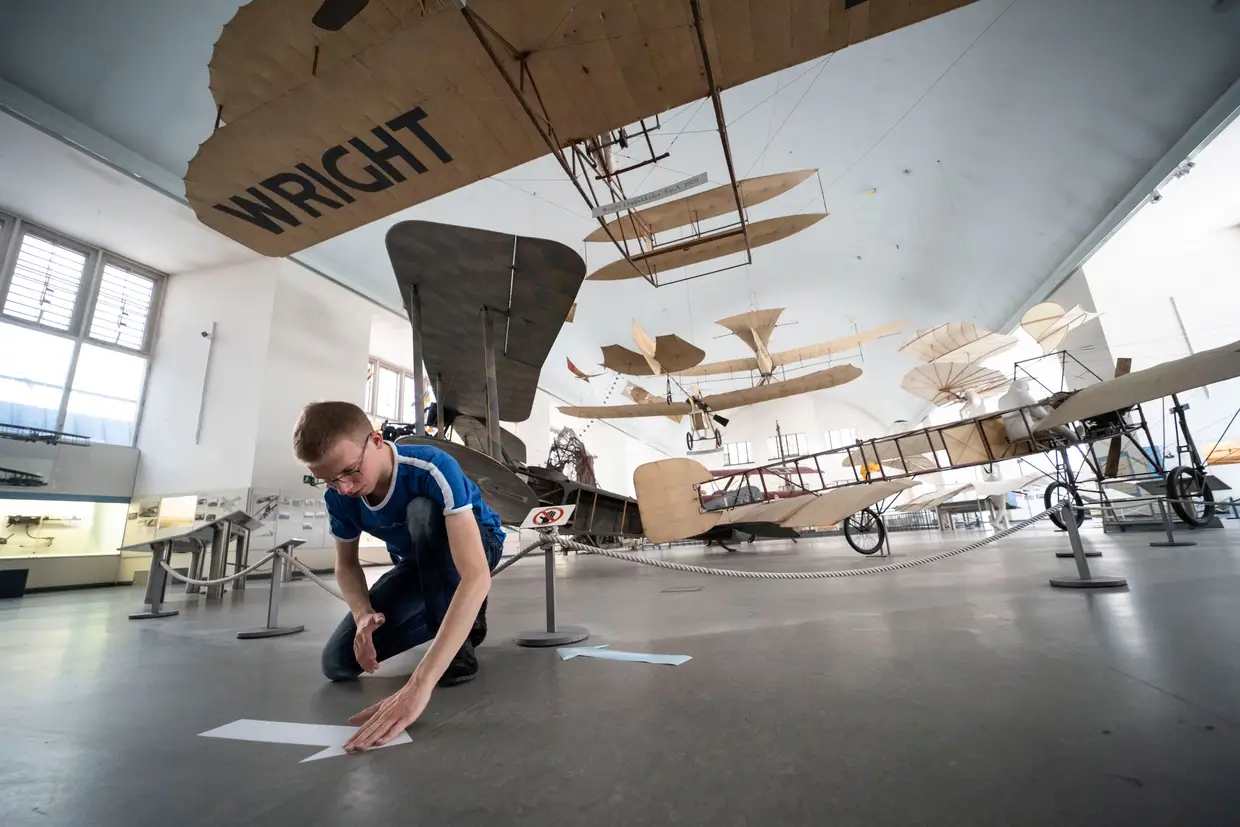 Um funcionário faz as preparações finais para a reabertura do Deutsches Museum em Munique, na Alemanha.
