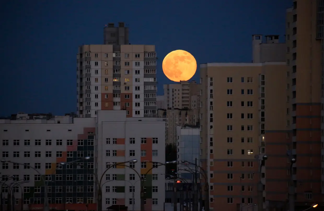 Noite de super lua em Minsk, capital da Bielorrússia