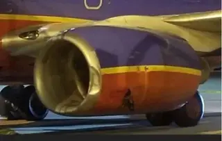 O estado em que ficou o avião após o embate