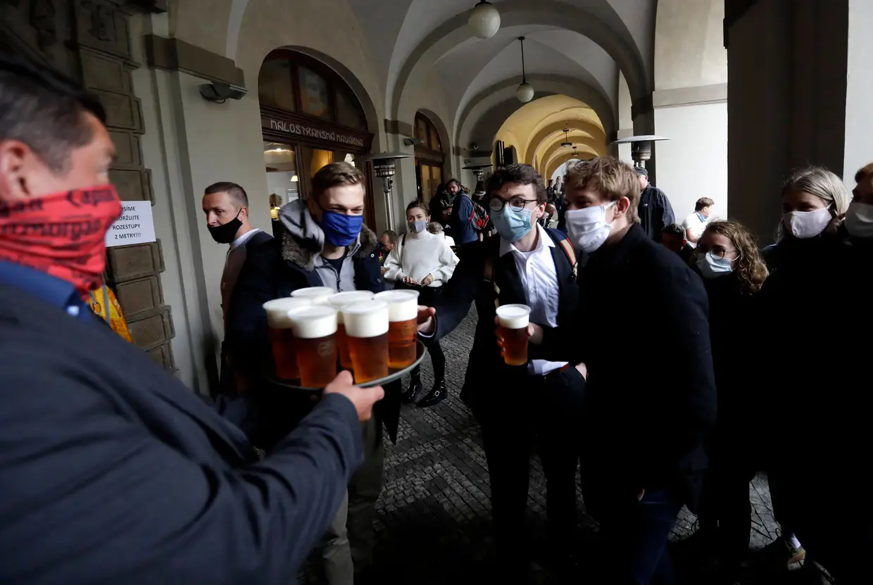 Pessoas à espera de uma cerveja em Praga, República Checa.