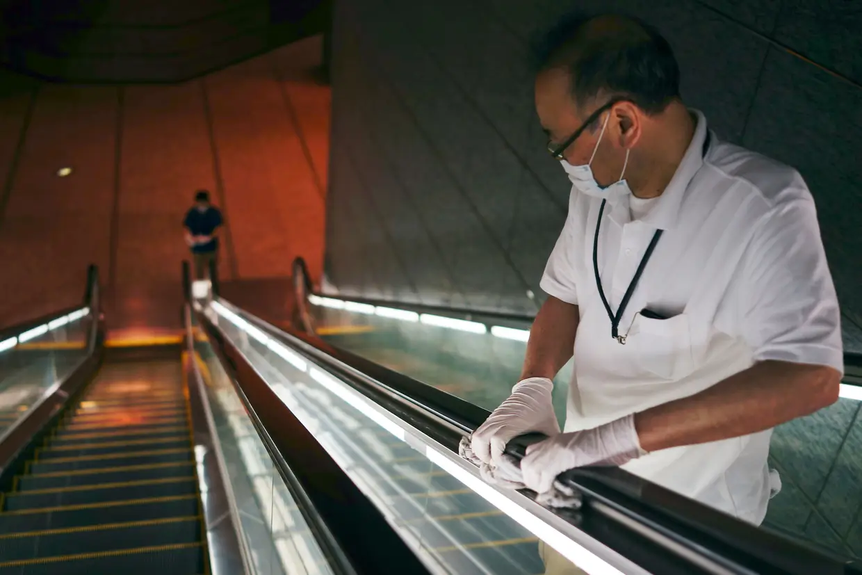 Limpeza das escadas rolantes de uma empresa em Tóquio, no Japão.
