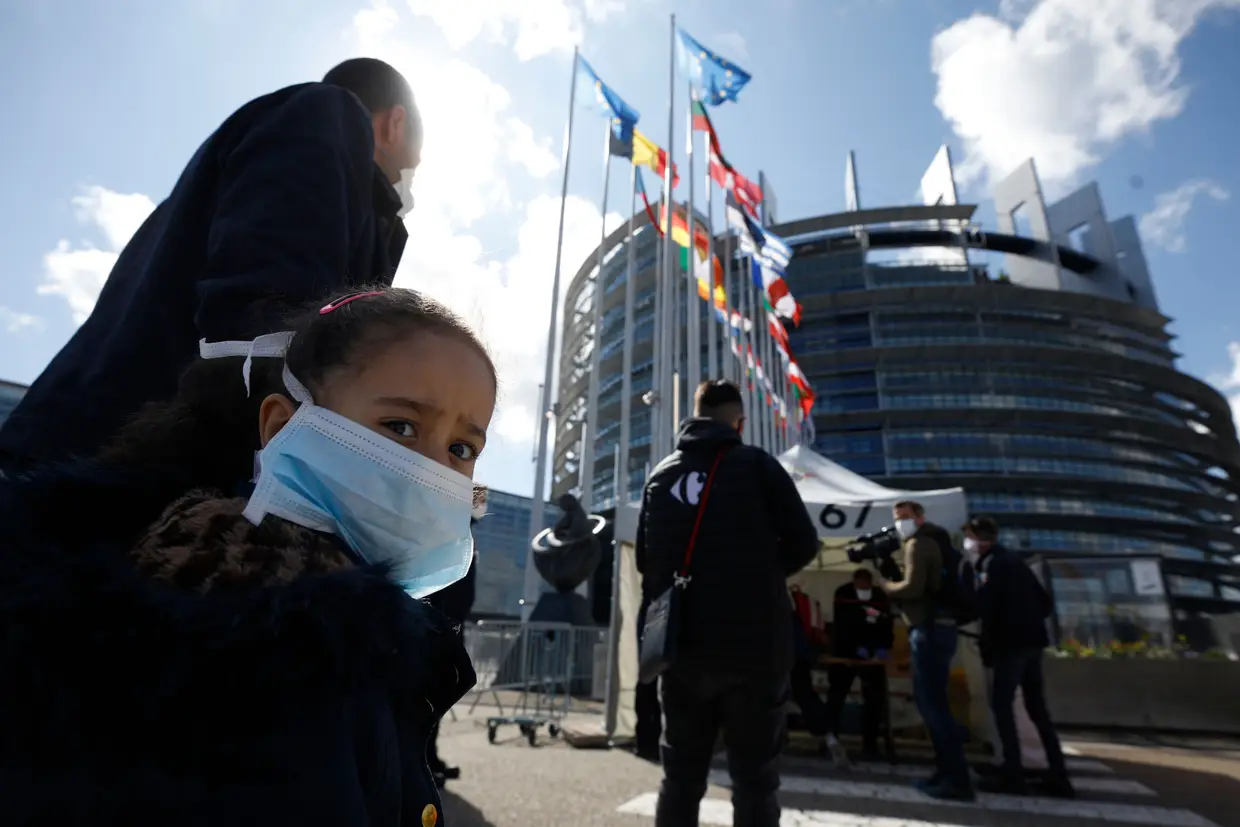 Pessoas à espera junto ao Parlamento Europeu, em Estrasburgo, França, para realizar o teste de despiste à Covid-19.