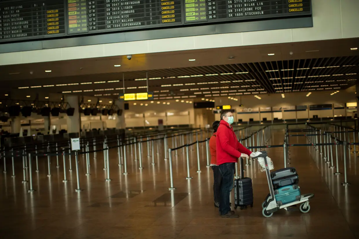 Passageiro de um voo com destino a Pequim, no Aeroporto Internacional de Bruxelas.