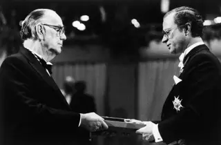 Camilo Jose Cela, à esquerda, recebe o Nobel da Literatura das mãos do Rei da Suécia, Estocolmo, 1989