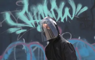 Homem protege-se com um fato especial, máscara e viseira contra o novo coronavírus em Quito, no Equador, numa altura em que a Covid-19 atinge o valor mais elevado de mortes e infetados no continente americano.