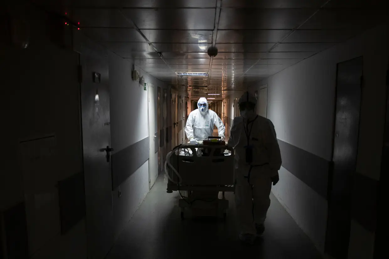 Doente com Covid-19 a ser transportado num hospital de Moscovo, na Rússia.