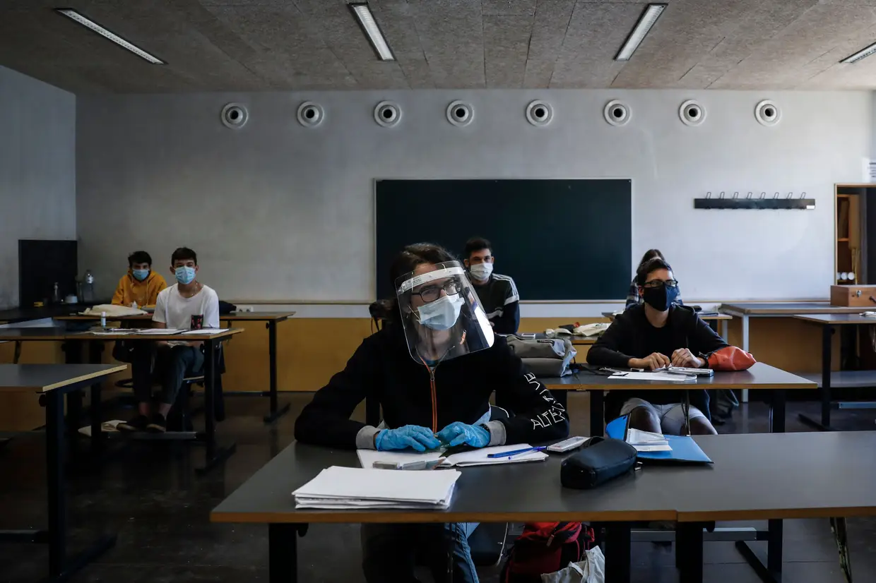 Uma aluna usa uma viseira, no primeiro dia após o alívio das medidas de emergência devido à situação epidemiológica da covid-19, em Sintra.