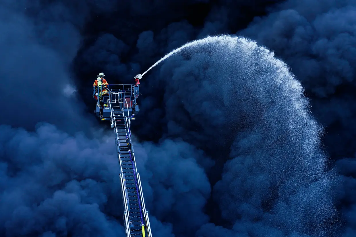 Bombeiros combatem incêndio numa fábrica de plásticos em Ladenburg, na Alemanha