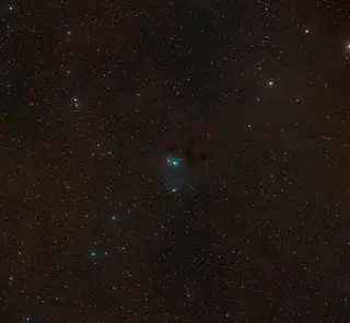 Esta imagem de grande angular mostra a região do céu, na constelação do Cocheiro, onde se situa AB Aurigae. A imagem foi criada a partir de dados do Digitized Sky Survey 2.
