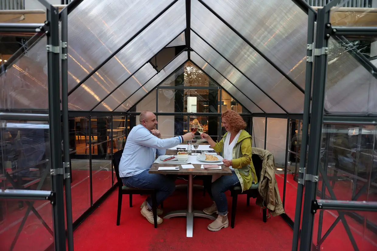 Um restaurante em Hagen, Alemanha, recebe os clientes em pequenas casinhas de vidro