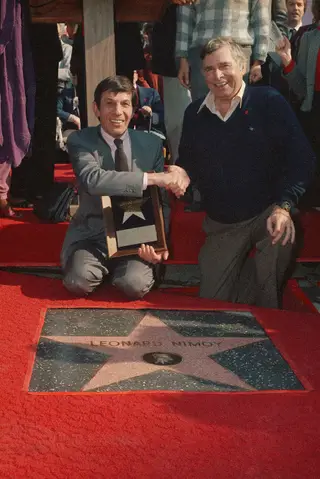 Leonard Nimoy (à esquerda) com Gene Roddenberry, Los Angeles, 1985