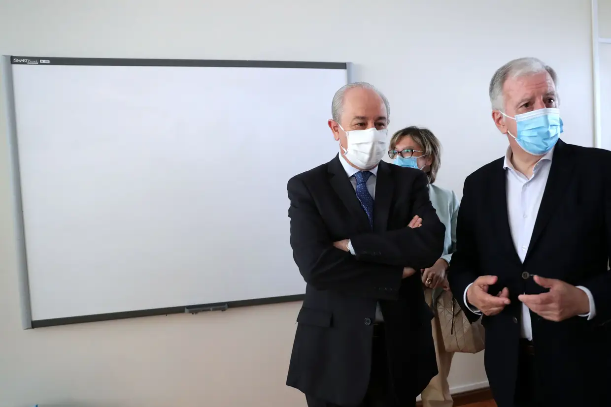 O presidente do PSD, Rui Rio, conversa com o provedor da Santa Casa da Misericórdia do Porto, António Tavares, durante a visita ao Colégio Nossa Senhora da Esperança, no Porto.