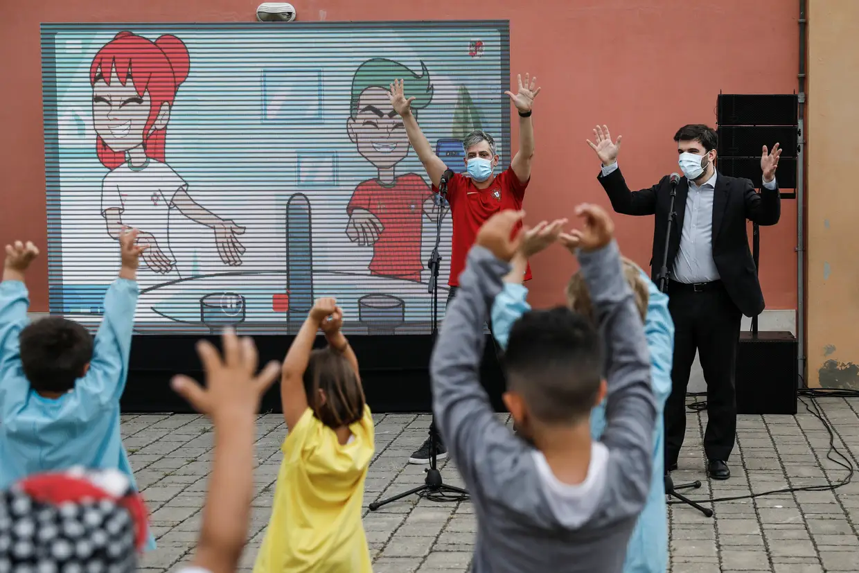 O ministro da Educação, Tiago Brandão Rodrigues, durante a visita à Escola Básica com Jardim de Infância José Cardoso Pires, no dia em que as crianças da educação pré-escolar retomam as atividades presencias, com novas regras, depois de encerradas durante mais de dois meses, devido à pandemia da covid-19, em Almada.