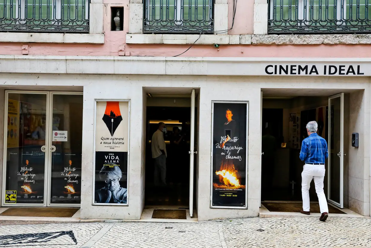 Espetadores compram bilhetes no Cinema Ideal, em Lisboa, que hoje iniciou as sessões após o encerramento de portas devido ao coronavírus covid-19.