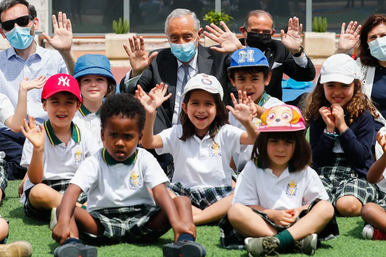 O Presidente da República, Marcelo Rebelo de Sousa, tira uma foto com crianças durante a visita ao Complexo Social Quinta das Torres da Santa Casa da Misericórdia da Amadora, por ocasião do Dia Mundial da Criança.