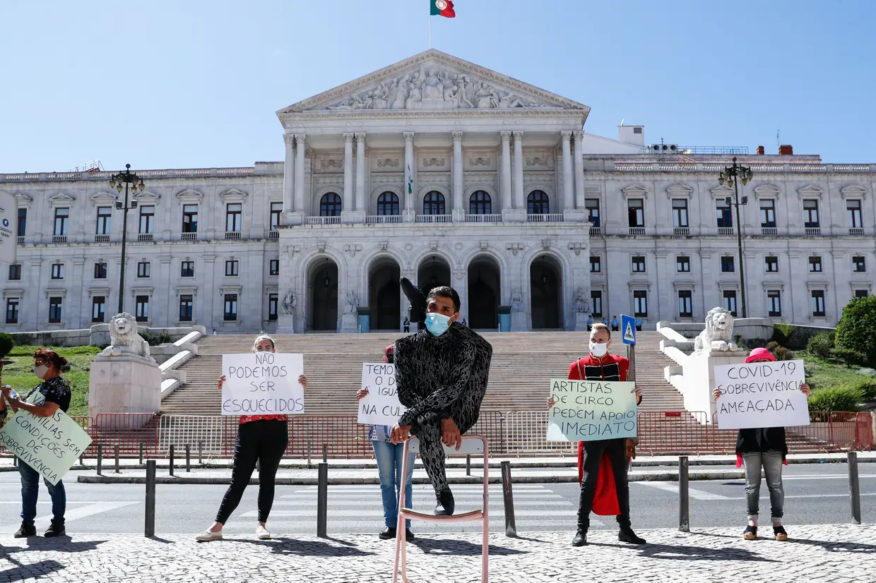 Artistas de circo tradicional protestam em frente à Assembleia da República, numa ação organizada pelo Movimento Juntos pela Arte, que reúne artistas de circo tradicional que ficaram de fora dos apoios à cultura preconizados pelo Governo, com o objetivo de sensibilizar o Governo para o que consideram "desigualdade de tratamento".