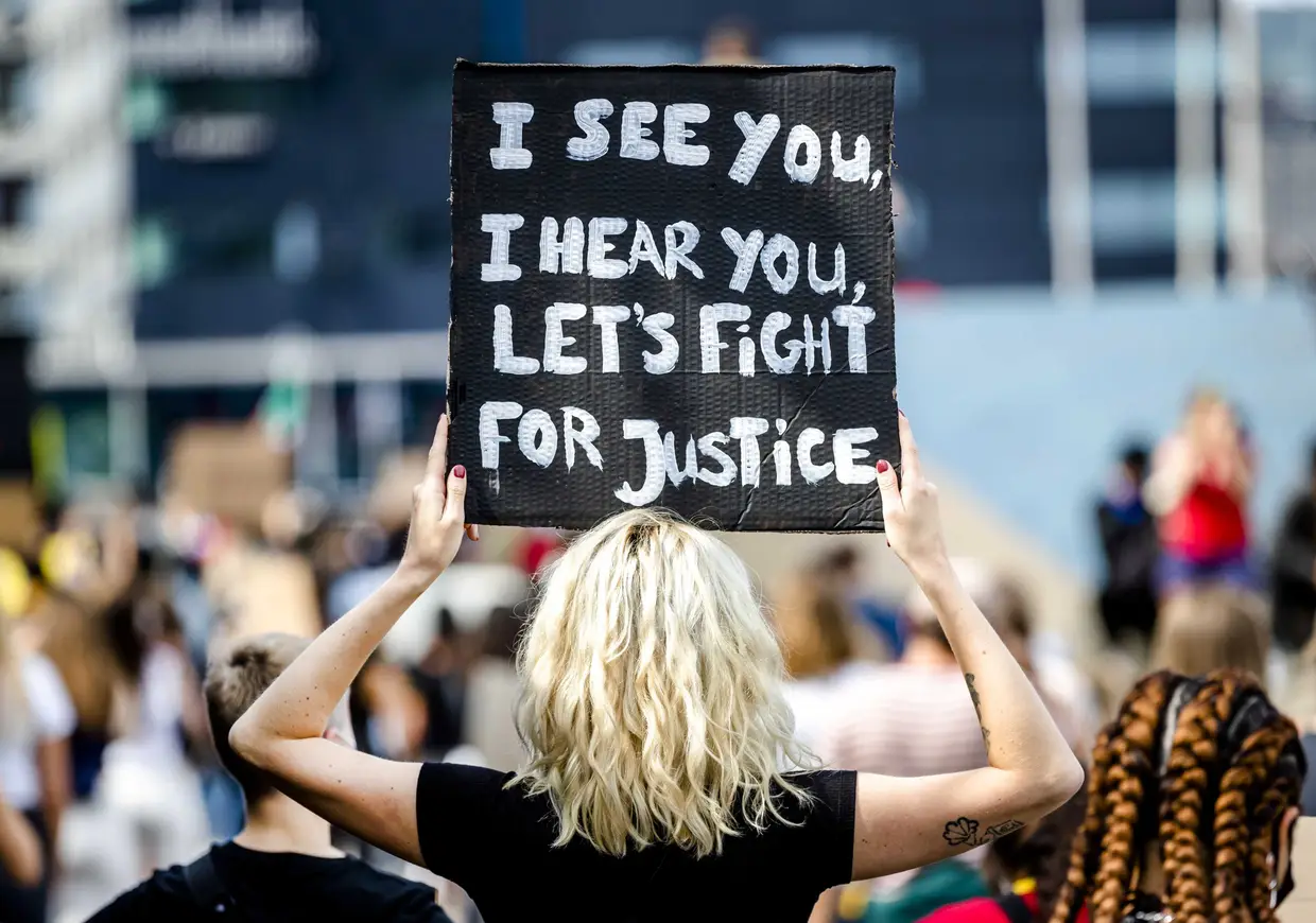 Durante um protesto contra o racismo e a brutalidade policial nos EUA em Roterdão, na Holanda.
