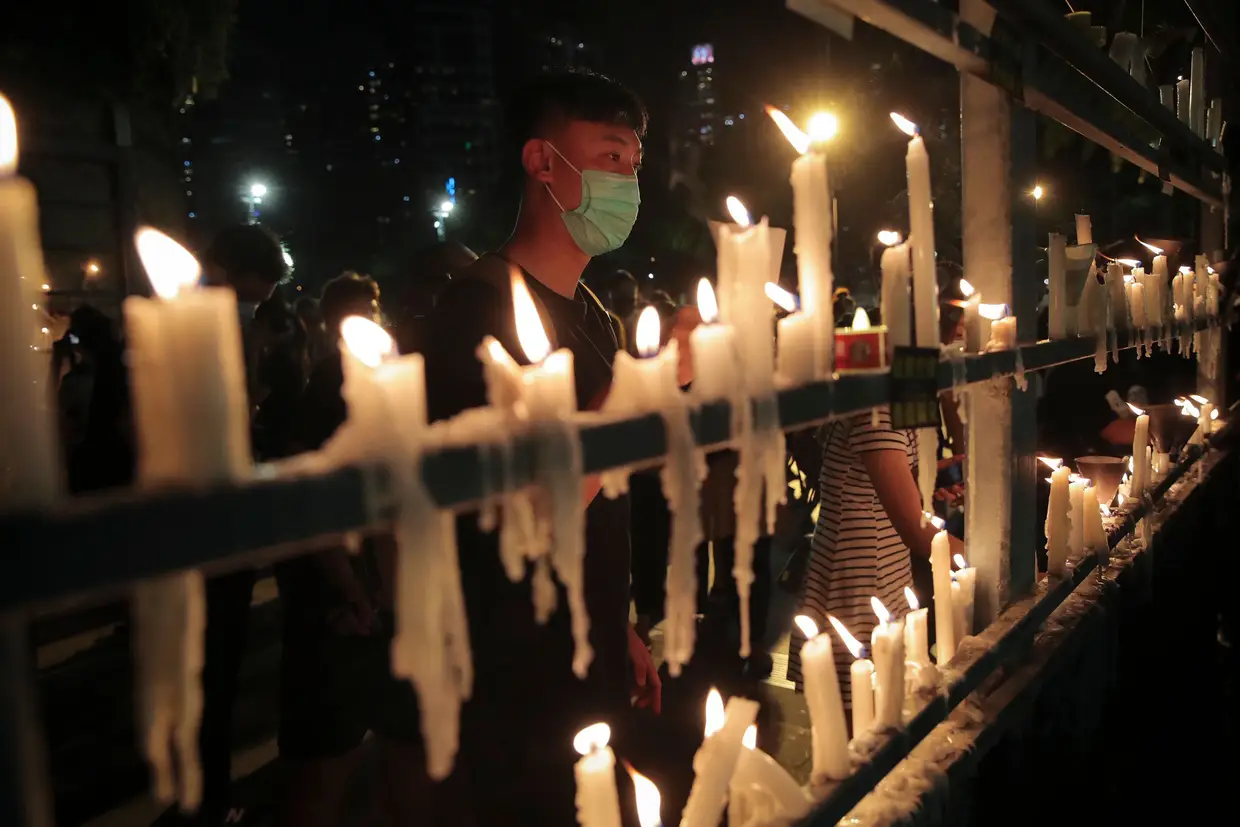 Milhares de cidadãos de Hong Kong reuniram-se para assinalar os 31 anos sobre o massacre de Tiananmen apesar das proibições impostas pelas autoridades da região administrativa especial