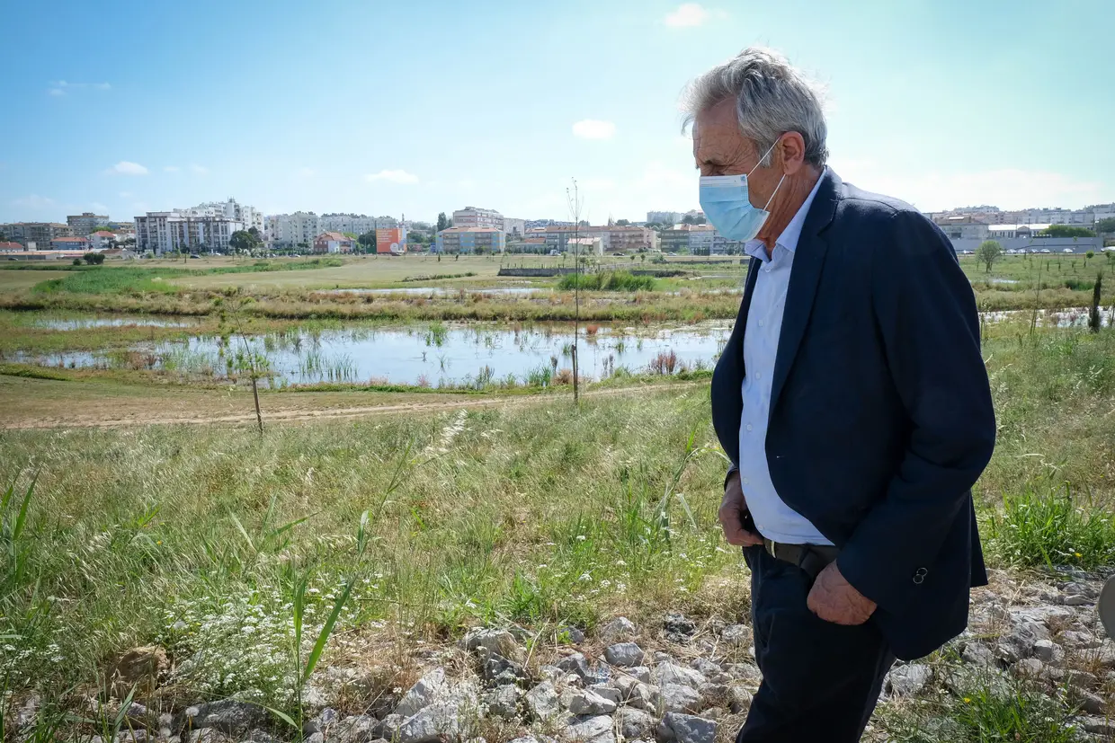 O secretário-geral do PCP, Jerónimo de Sousa, durante uma visita ao Parque Urbano da Várzea, no âmbito do Dia Mundial do Ambiente, em Setúbal.