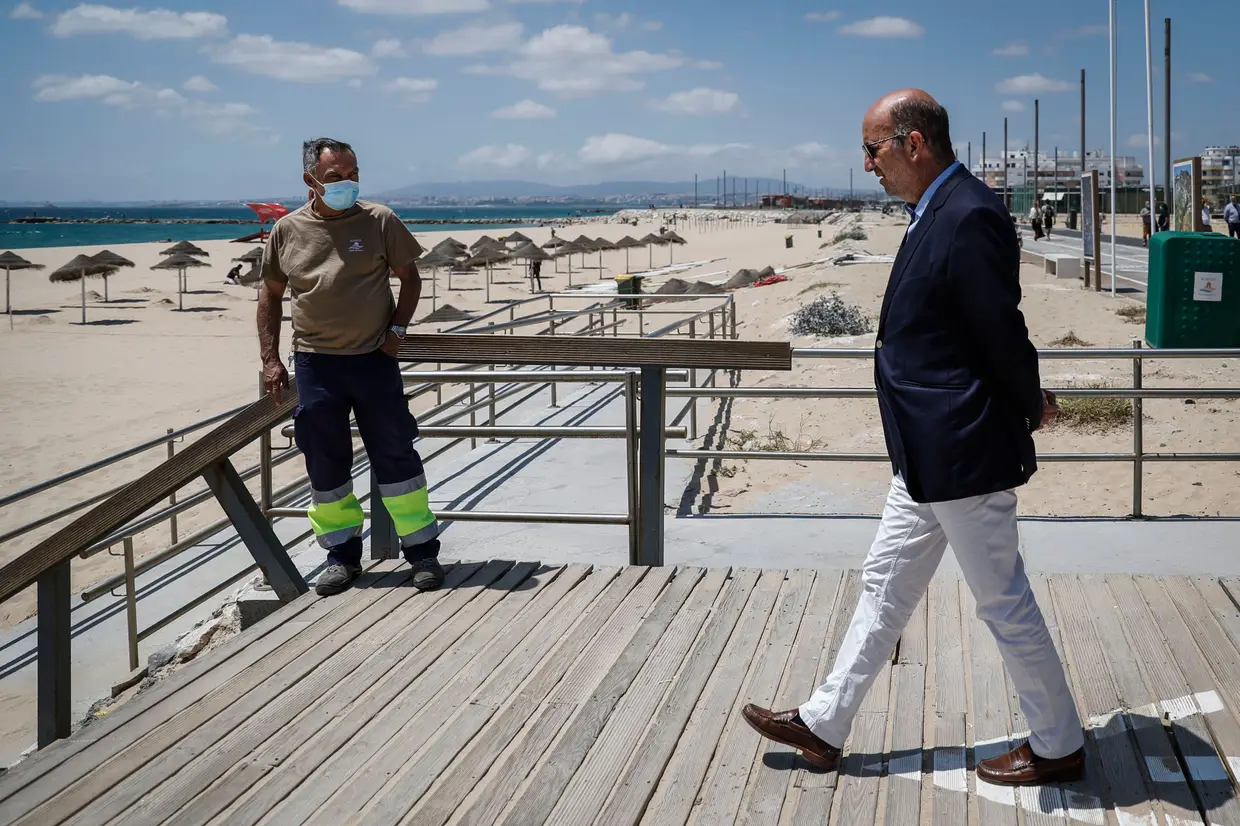 O ministro do Ambiente e da Ação Climática, João Pedro Matos Fernandes, durante a visita à Praia do Tarquínio-Paraíso, na véspera da abertura oficial da época balnear de 2020, para se inteirar dos trabalhos de intervenção de requalificação do Parque Atlântico (financiados pelo Fundo Ambiental), de alimentação artificial de areias e da nova sinalética, em Almada.
