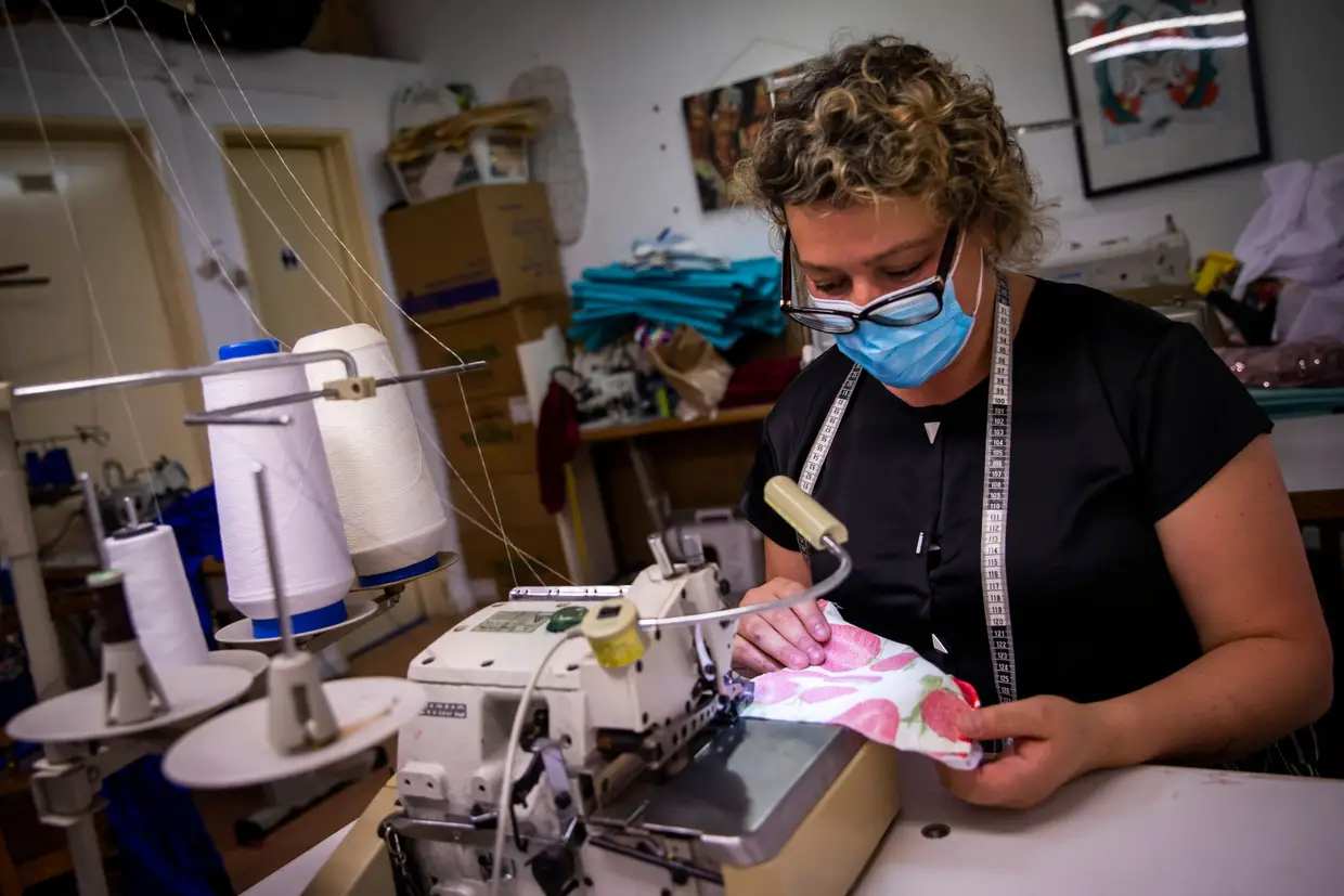 Atelier de costura colocou os fatos para as marchas de lado, para começar a fazer máscaras e material hospitalar, em Marvila, Lisboa.