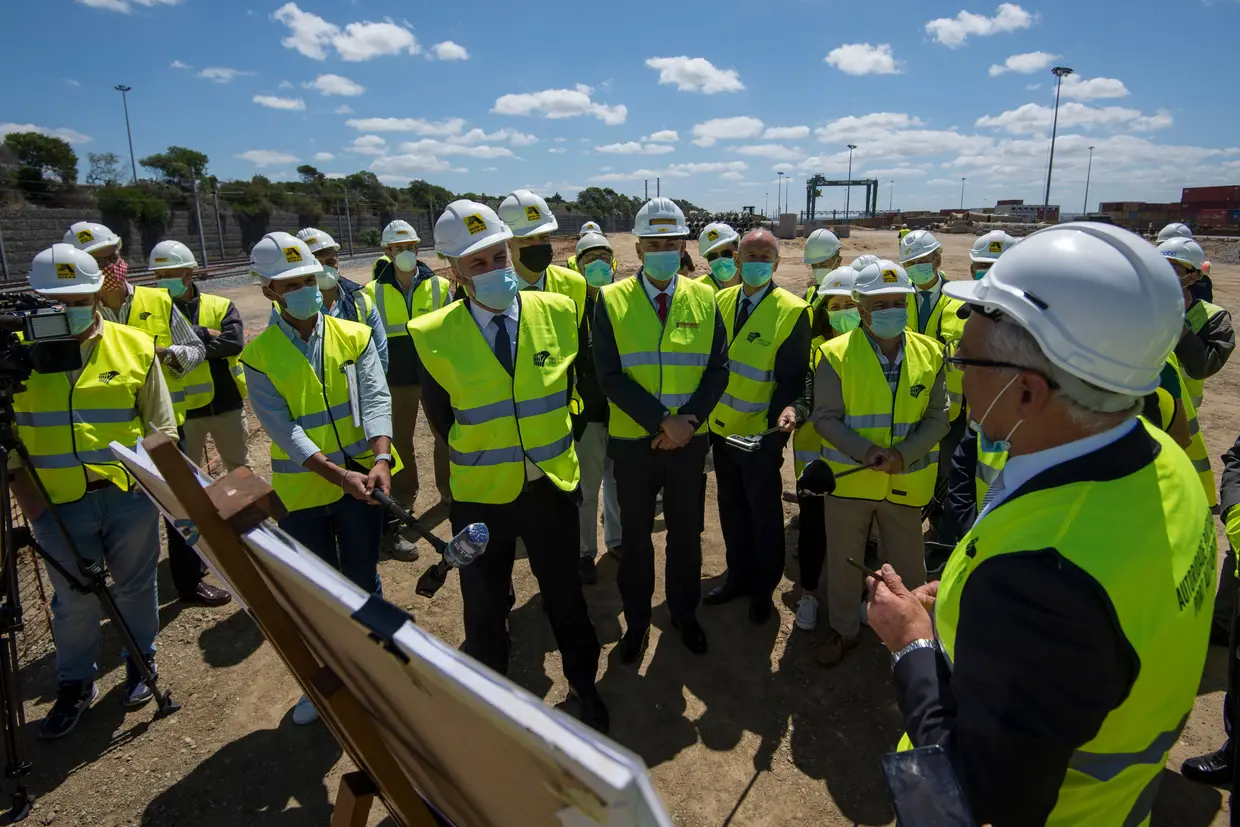 O ministro das Infraestruturas e da Habitação, Pedro Nuno Santos, ouve explicações do presidente da Assembleia Municipal de Sines, Idalino José, durante a visita à requalificação do ramal ferroviário do Porto de Sines.