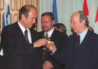 Ministro dos Negócios Estrangeiros da Eslovénia, Janez Drnovsek (à esquerda)