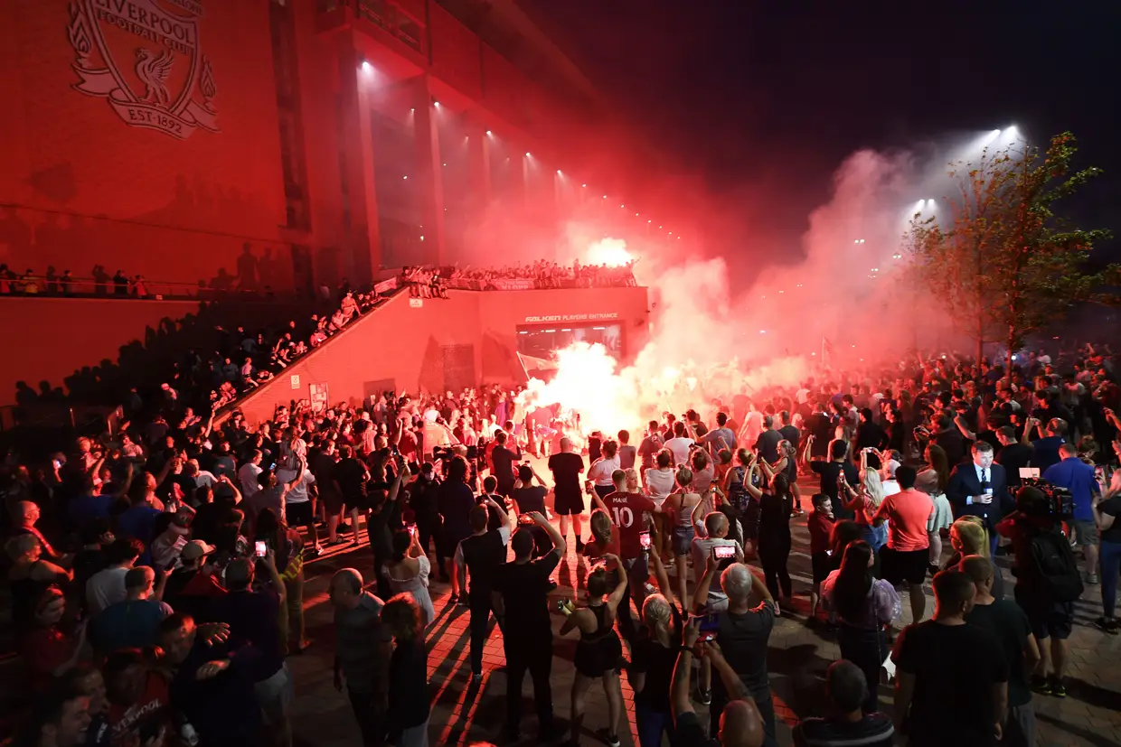 Milhares de pessoas juntaram-se nas imediações do Estádio de Anfield.
