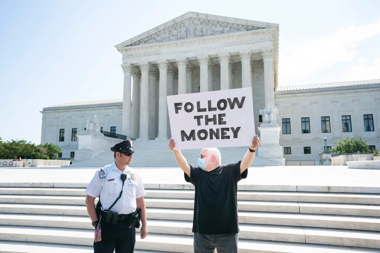 O ativista Bill Christeson protesta junto ao Supremo Tribunal dos Estados Unidos numa altura em que é decidido se Donald Trump entrega as declarações fiscais.