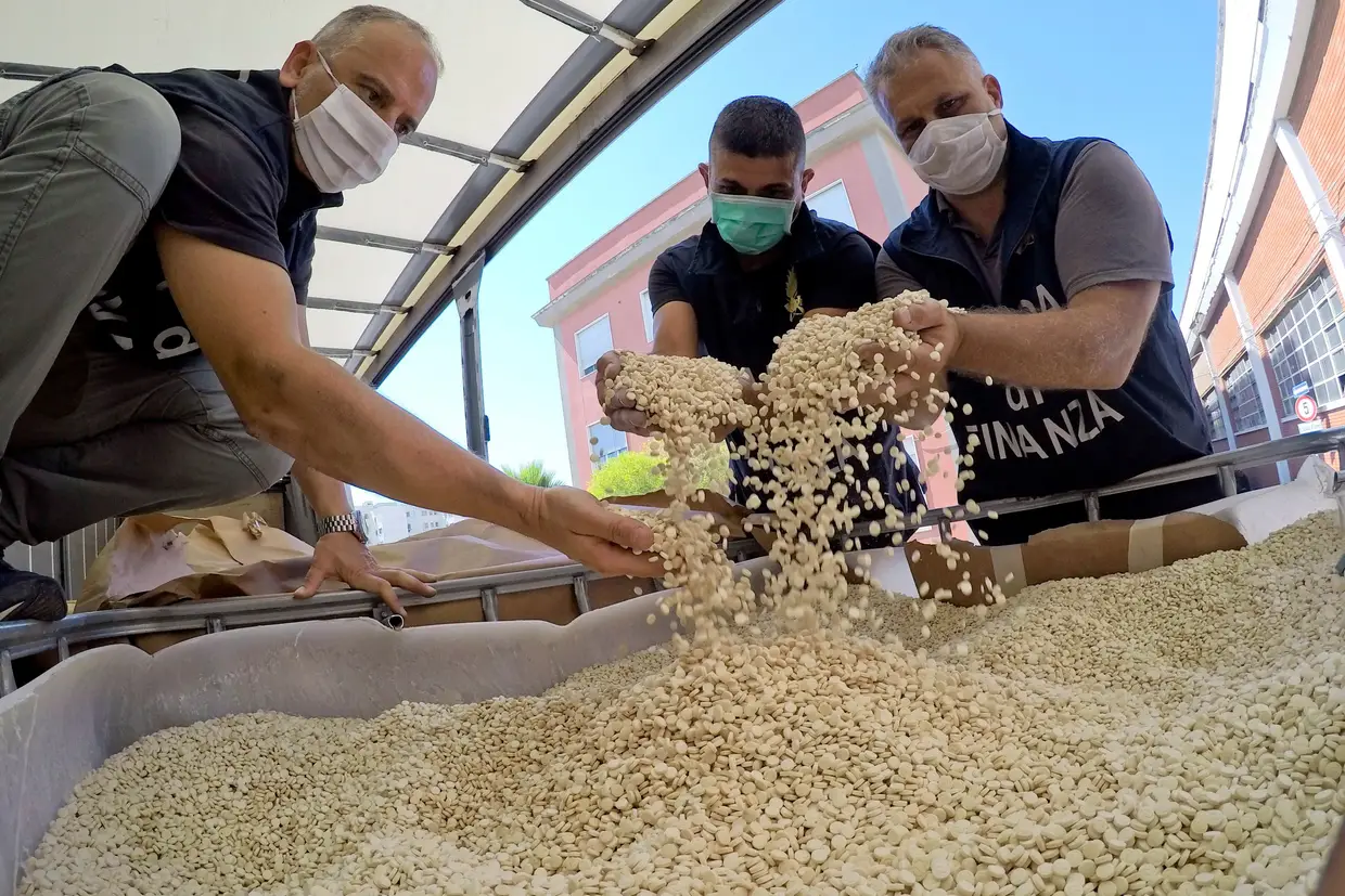 A polícia italiana fez "a maior apreensão de anfetaminas do mundo", com a descoberta de 14 toneladas desta droga na forma de 84 milhões de comprimidos produzidos na Síria pelo Daesh.