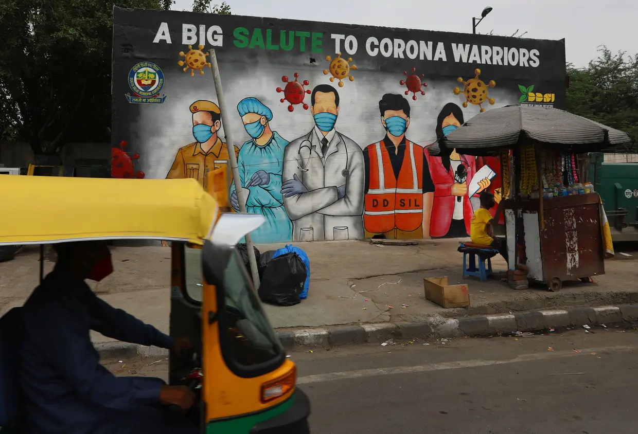 Mural de apoio aos profissionais de saúde que estão na linha da frente no combate à Covid-19, em Nova Déli, Índia.