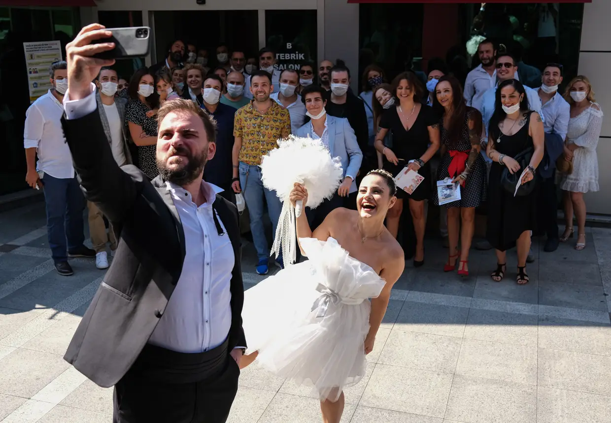 Uma selfie no final de um casamento em Istambul, na Turquia. As autoridades turcas já permitem a realização de casamentos.