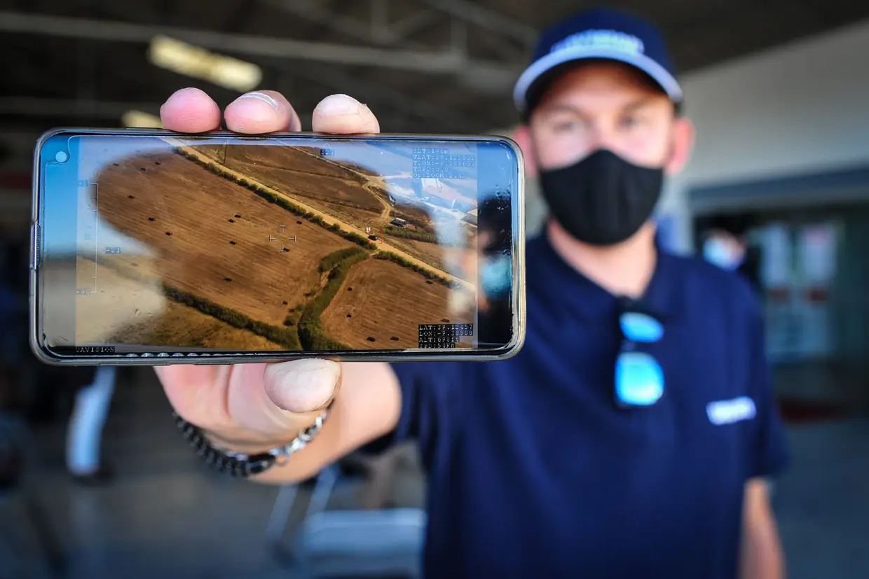 Imagens captadas por drone que foram disponibilizadas em tempo real durante a sessão de testes e demonstração do Projeto FIREFRONT, no aeródromo de Torres Vedras. O projeto tem como objetivo a utilização de imagens recolhidas por meios aéreos no apoio ao combate aos incêndios florestais.