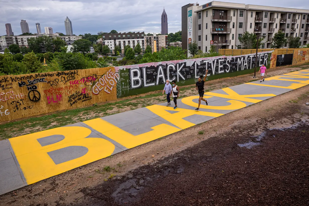 "Black Lives Matter" pintado ao longo de um passeio em Atlanta, Geórgia, Estados Unidos.