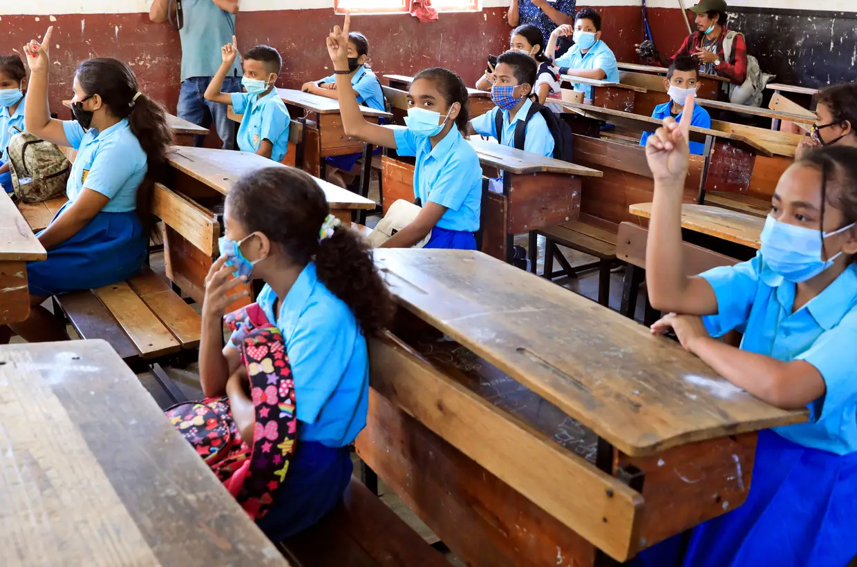Estudantes usam máscaras durante uma aula, na reabertura das escolas em Dili, Timor Leste.