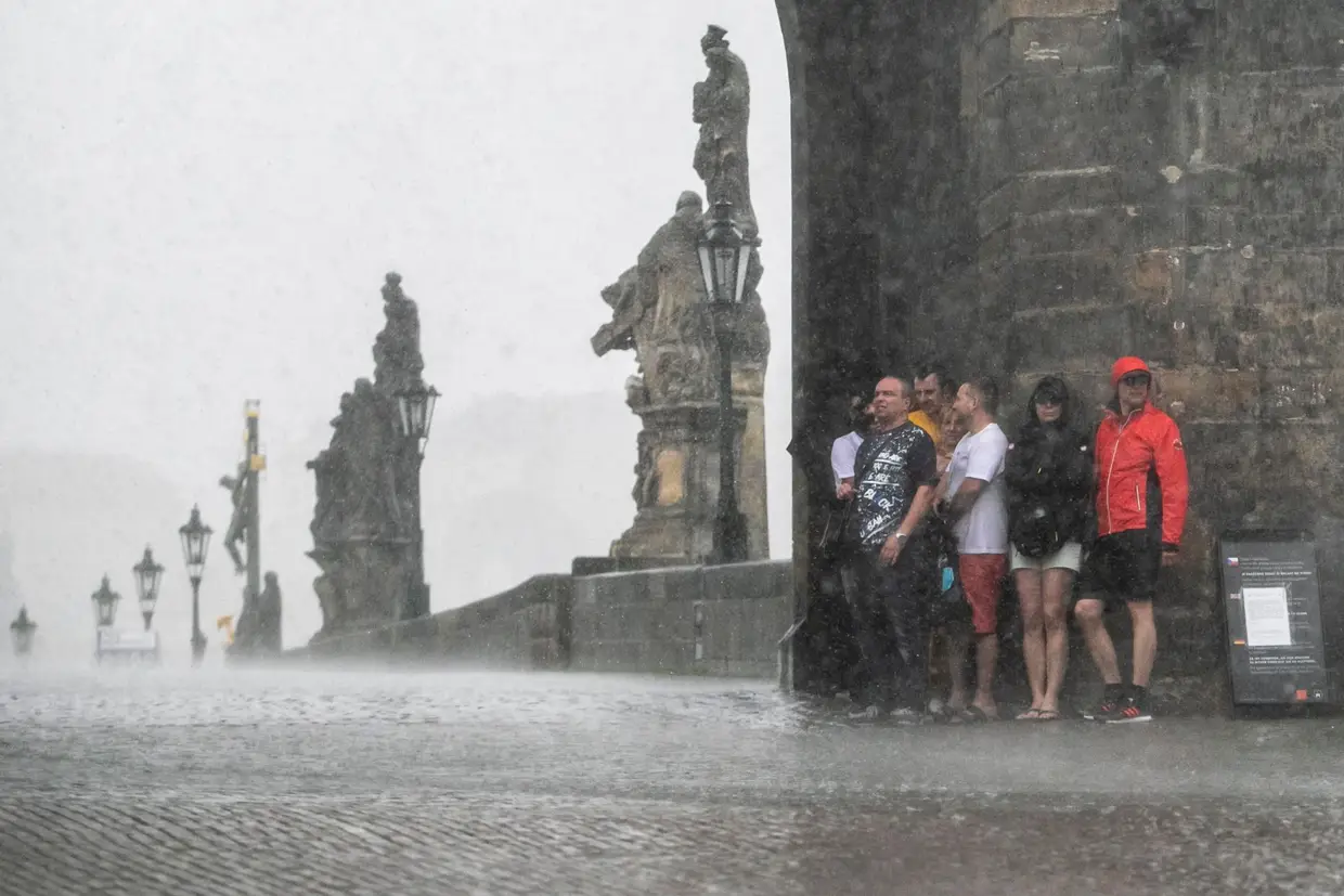 Pessoas abrigam-se da chuva em Praga, República Checa.
