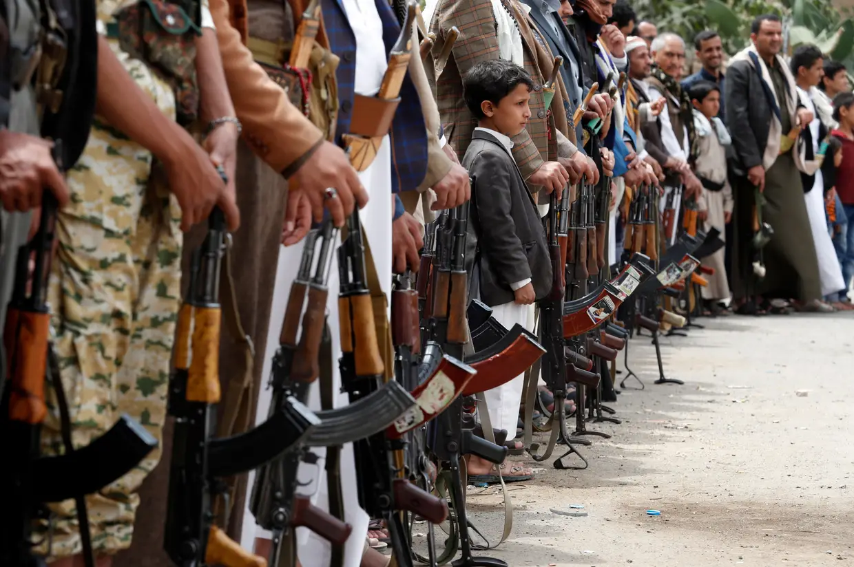 Criança entre apoiantes de houthis - movimento político-religioso Ansar Allah - durante um encontro para mobilizar mais combatentes contra as forças do Governo, apoiadas pela Arábia Saudita, em Sanaã, Iémen.