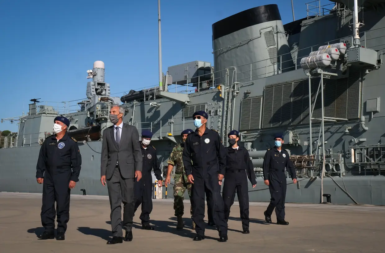 O ministro da Defesa Nacional, João Gomes Cravinho (2-E), durante a cerimónia da partida da fragata “Corte-Real” para integrar o 'Standing NATO Maritime Group One (SNMG1)', nas funções de “navio-almirante”, na Base Naval de Lisboa, no Alfeite, Almada.