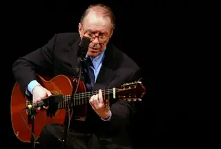João Gilberto, antigo cantor e compositor brasileiro.