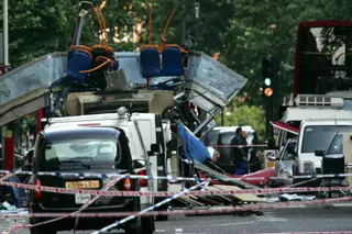 Explosão durante ataque terrorista destrói autocarro no centro de Londres