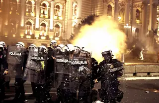 Polícia e manifestantes em confronto junto ao Parlamento em Belgrado, Sérvia. Centenas de pessoas contestaram violentamente a medida de recolher obrigatório no fim de semana, anunciada pelo Presidente Aleksandar Vucic, numa altura em que o país regista mais casos de Covid-19.