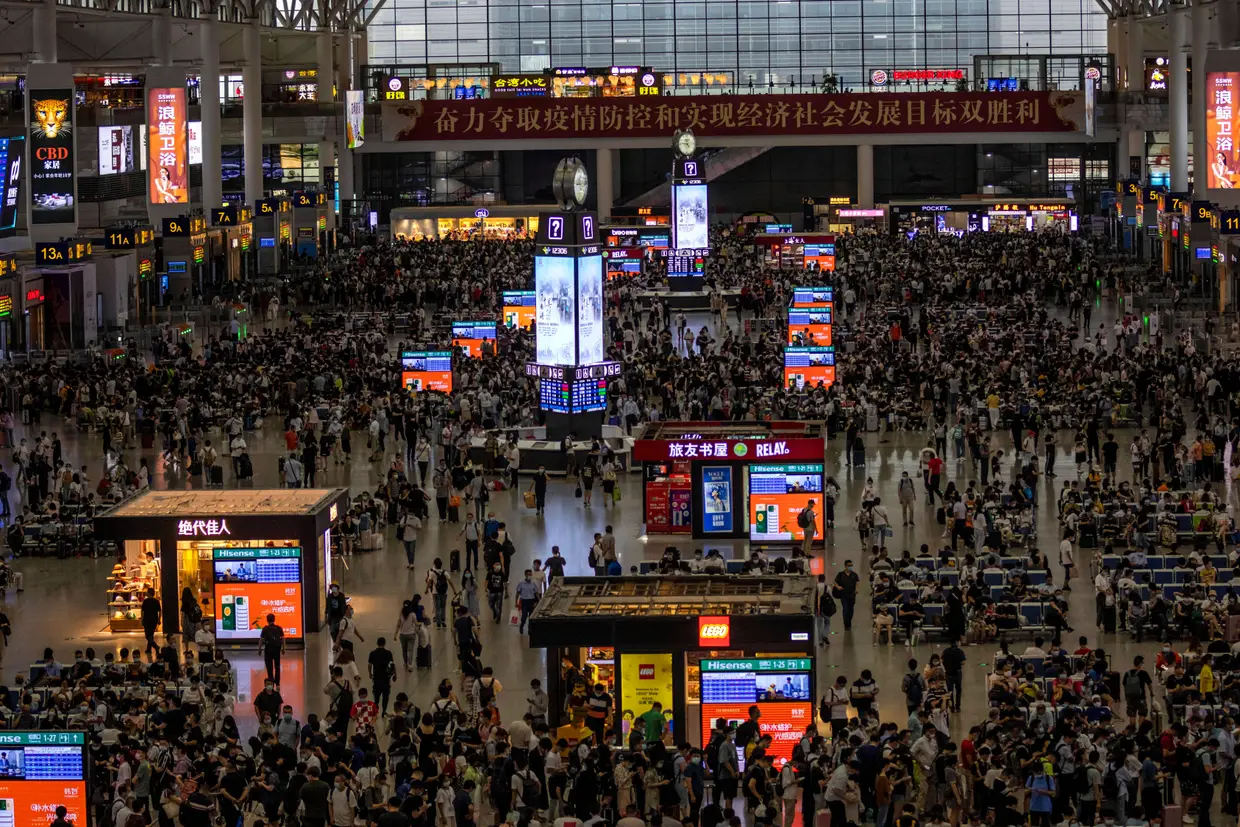 Multidões na estação de comboios de Shanghai, na China.