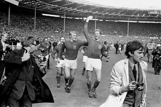 Jack Charlton (dir), nos festejos da conquista do Mundial de futebol, em 1966.