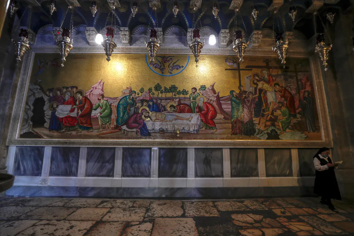 Freira cristã com máscara protetora na igreja do Santo Sepulcro na Cidade Antiga de Jerusalém.