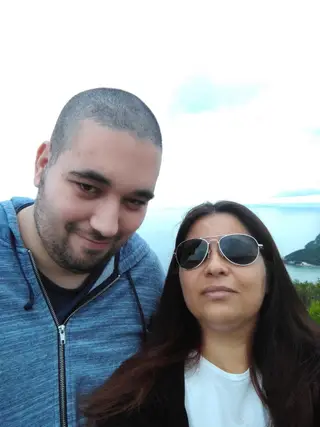 Gabriel, de 28 anos, com a mãe.